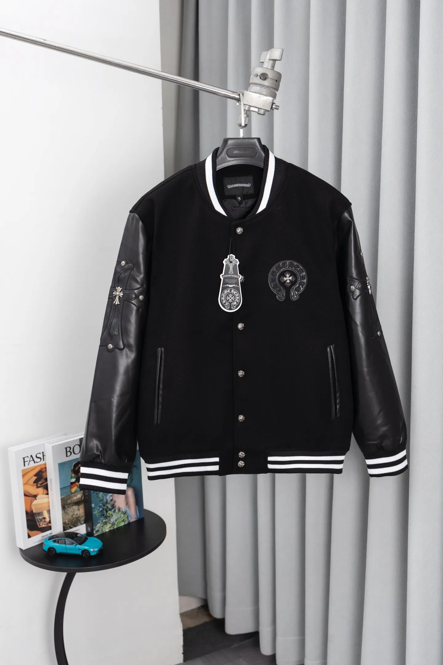 P370 Model No.: S015 Chromehearts/Cro Hearts Cross Embroidered Letters Leather Sleeves Spliced ​​Baseball Jacket Channel Boutique The most popular baseball jacket among fashionable men and fashionable women. There are versions at all levels in the market (you must compare the details). The most powerful quality control has been producing and researching baseball uniforms for 7 years. The details are exquisite. With it, you are the most beautiful boy in the world. The paint-coated full-face four-button buckle (button with LOGO), the average weight of the fabric is nearly 900 grams, and it is made of wool + eyeliner blended, custom-woven and dyed wool with high color fastness. The lining is made of silky and delicate cupro fiber! The texture is thick, the color is more uniform and beautiful, and the sharp edges and corners are full of three-dimensionality, showing laziness, casualness, and youthful vitality! Color: Black Navy Size: S-XL